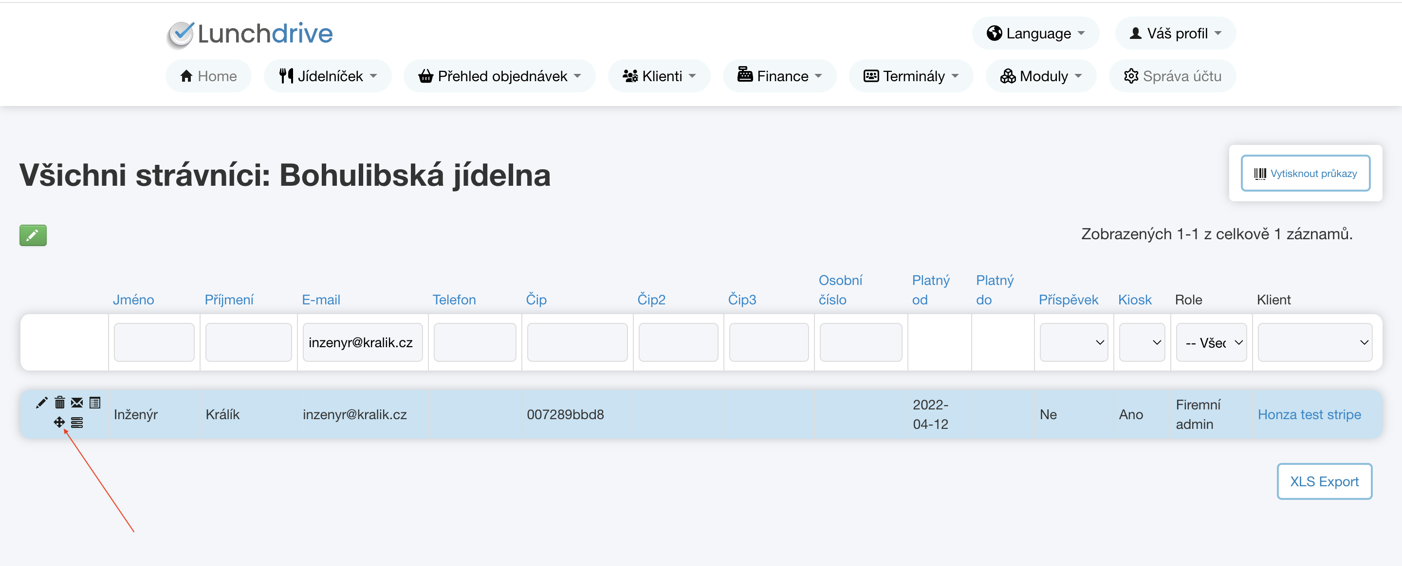 Seznam strávníků s vyznačenou ikonou přesunu